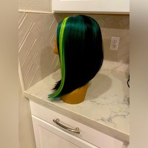 (5) SYNTHETIC WIG BUNDLE
